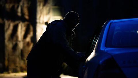 Politsei uurib Pärnumaal kahe auto vargust