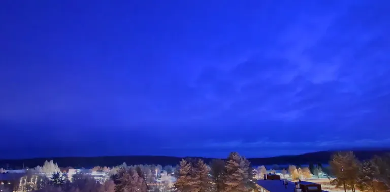 Soomes Enentekiö vallas Heta külas auv kaamokaamera jäädvustab päikeseta aega