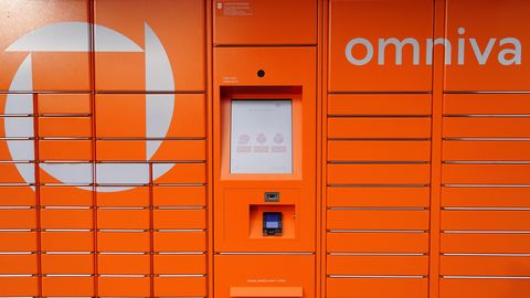 FOTO ⟩ «Loodame, et jobud saadakse kätte!» Öine laastamistöö Mähel: Grossi juures paisati kummuli suur Omniva pakiautomaat ja purustati aken