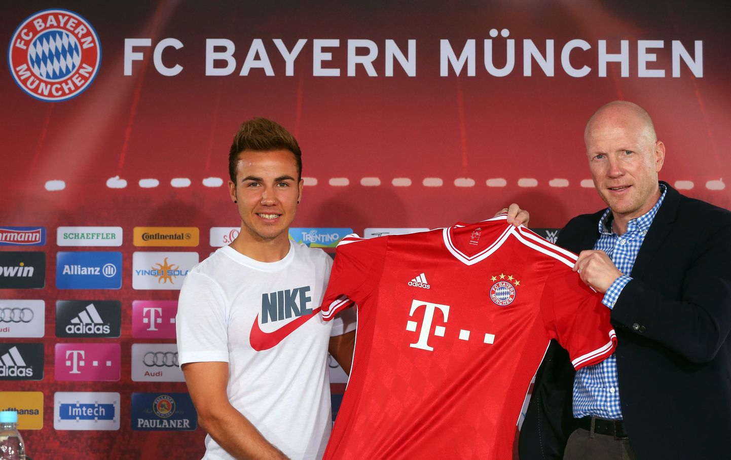 Mario Götze (vasakul) koos Bayerni spordidirektori Mattias Sammeriga.