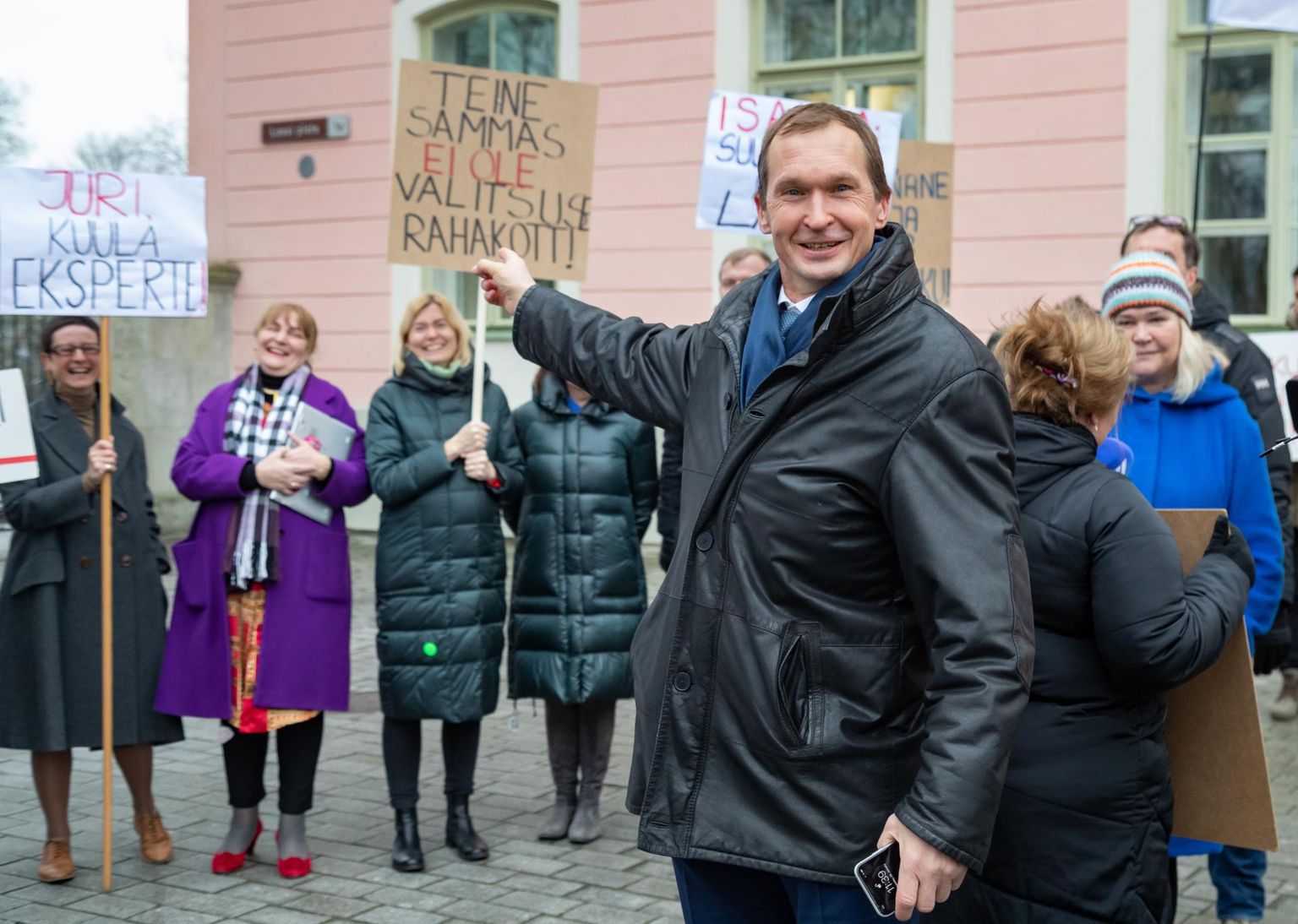 Tallinn, reformierakondlase Jüri Jaansoni nägu oli meeleavaldajatega suheldes nalja täis, kuigi pensioniteema on naljast kaugel.