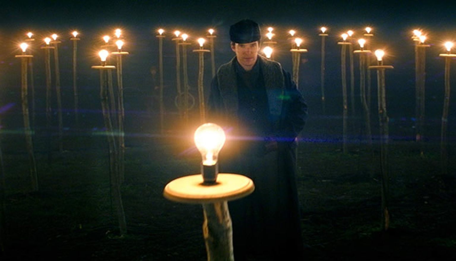 Эдисон (Бенедикт Камбербэтч) и его лампочки: великий человек велик во всем, в пиаре в том числе.
