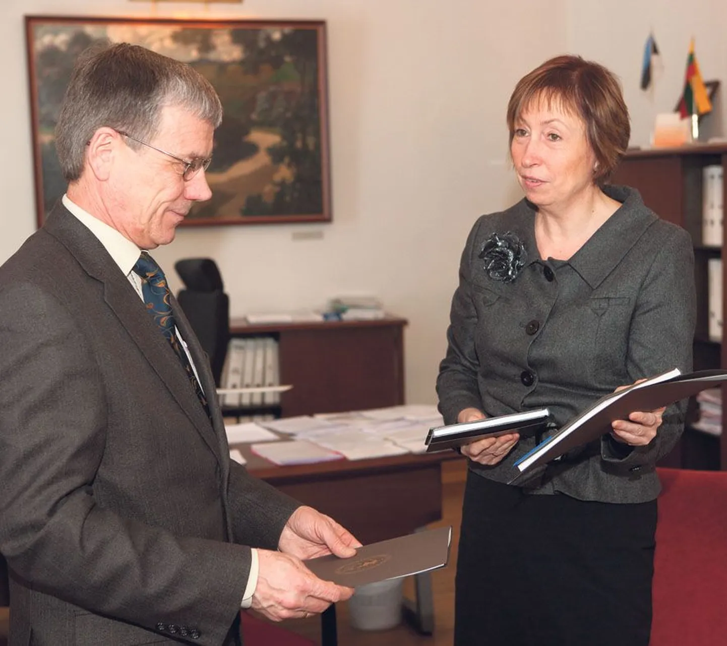 Paide gümnaasiumi direktor Vello Talviste vahetab Tartu Ülikooli õppeprorektori Birute Klaasiga koostöölepingud, mis kinnitab, et mõlemad on koostööks valmis.