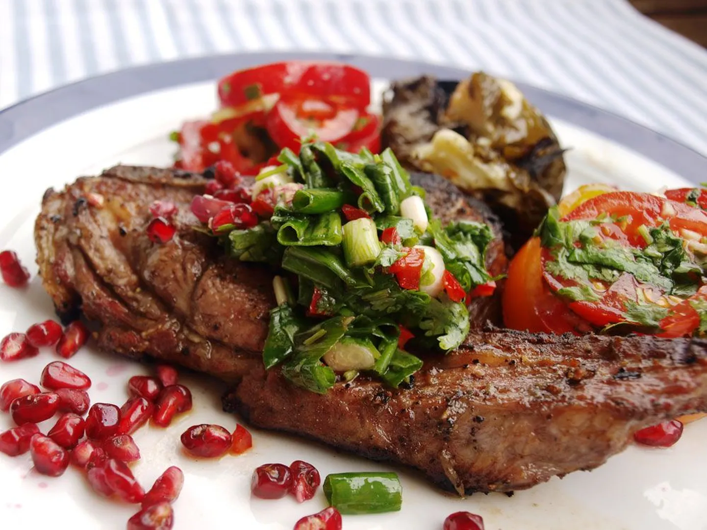 Аппетитная баранина, приготовленная на гриле, придется по вкусу даже самым привередливым гурманам.