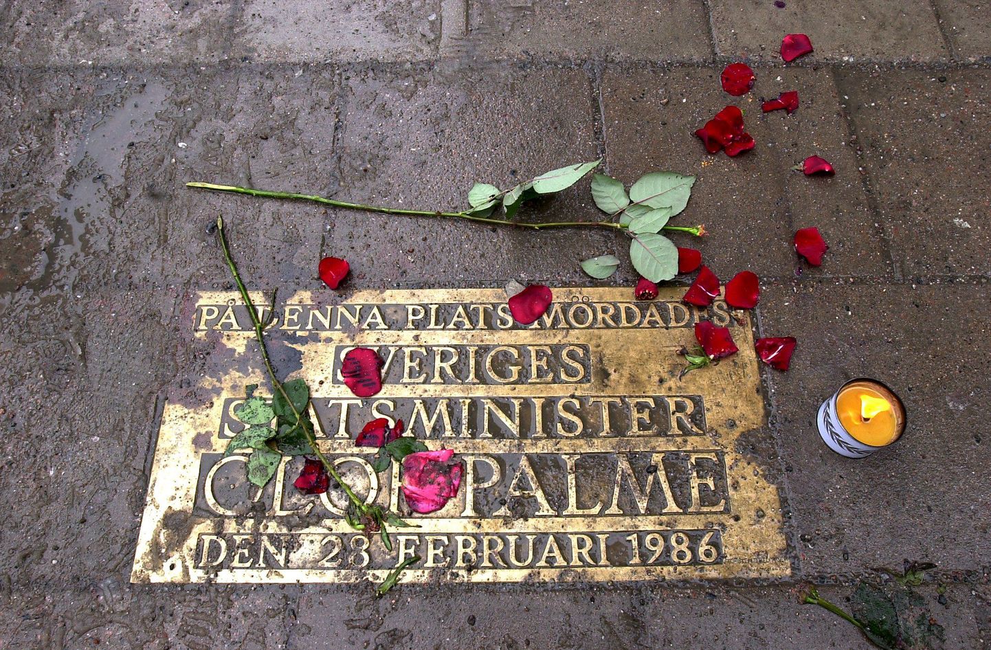 Mälestusplaat Kesk-Stockholmis kohas, kus mõrvati Rootsi peaminister Olof Palme.