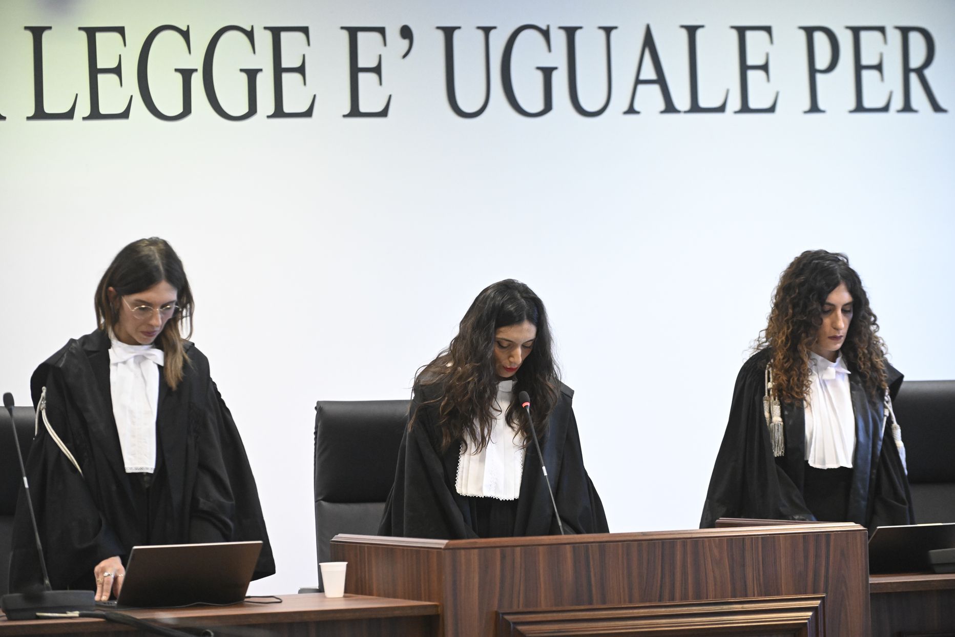 Kohtu eesistuja Brigida Cavasino (keskel) ja kohtunikud Claudia Caputo (vasakul) ning Germana Radice (paremal) lugemas ette otsuseid ajaloolisel kohtuprotsessil sadade 'Ndrangheta maffia väidetavate liikmete ja kaasosaliste üle.