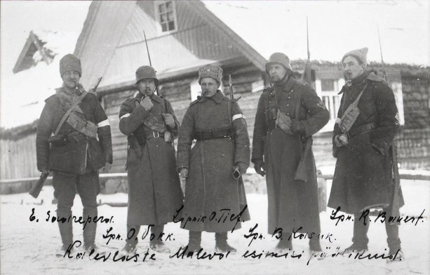 Kalevlaste malev Suur-Žerdjanka külas. Vasakult: tehnilise komando pealik reamees Eduard Saarepera, 2. roodu nooremohvitser lipnik Oskar Vokk, 2. roodu pealik lipnik Otto Tief, lipnik Bernhard Kasuk, 1. roodu pealik alamleitnant Rudolf Bauert.