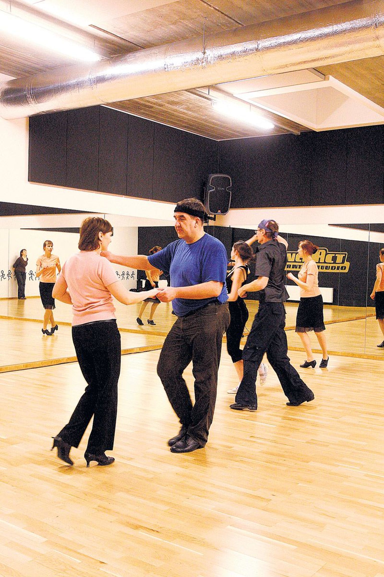 Kalle Kullman ja Marge Sults ning teised paarid harjutasid Tähtvere tantsukeskuses parajasti salsatantsu.