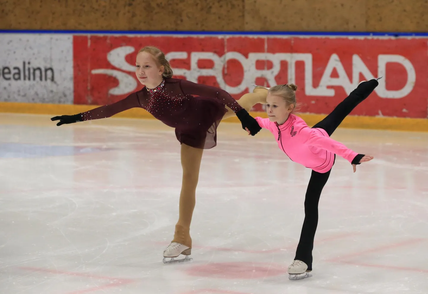 Tartu uisukooli õpilane Laura Isabel Koppel (tumedas) on üks neist, kes sel nädalal Tallinnas EMi avamisel üles astus. Tema kõrval liugleb Melani Ivanov.