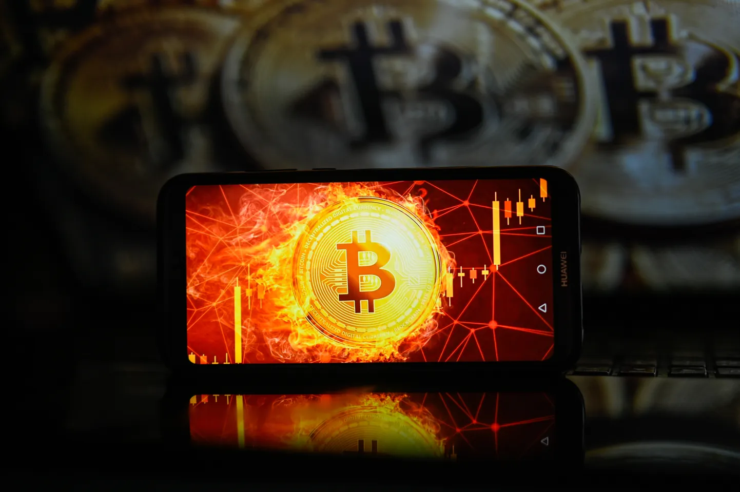 Fotoillustratsioon: Bitcoini logo nutitelefonil