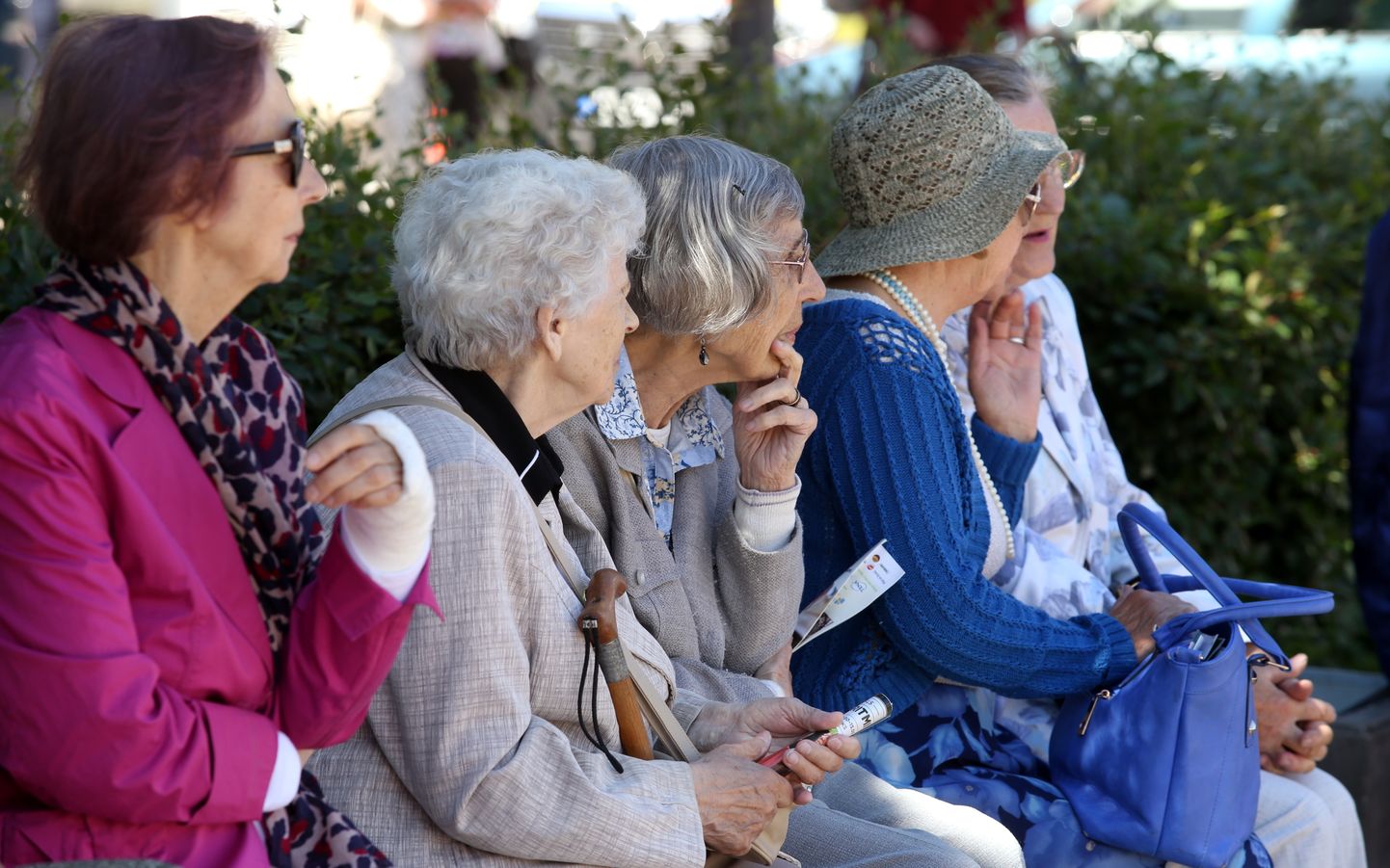 Sievietes Vērmanes dārzā uz soliņa. Ilustratīvs foto