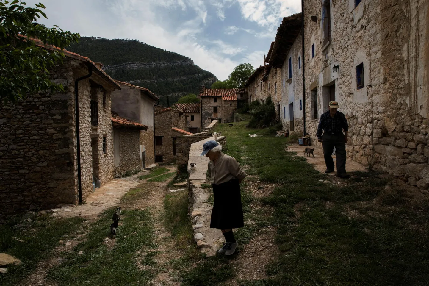 Üle 80 aasta vanad Sinforosa Sancho ja tema abikaasa Juan Martin Colomer jalutavad Ida-Hispaania kõrgmaa La Estrella küla peatänaval. Kunagi elas külas üle 200 inimese, kuid viimased kolm aastakümmet on eakas abielupaar olnud asula ainsad elanikud.