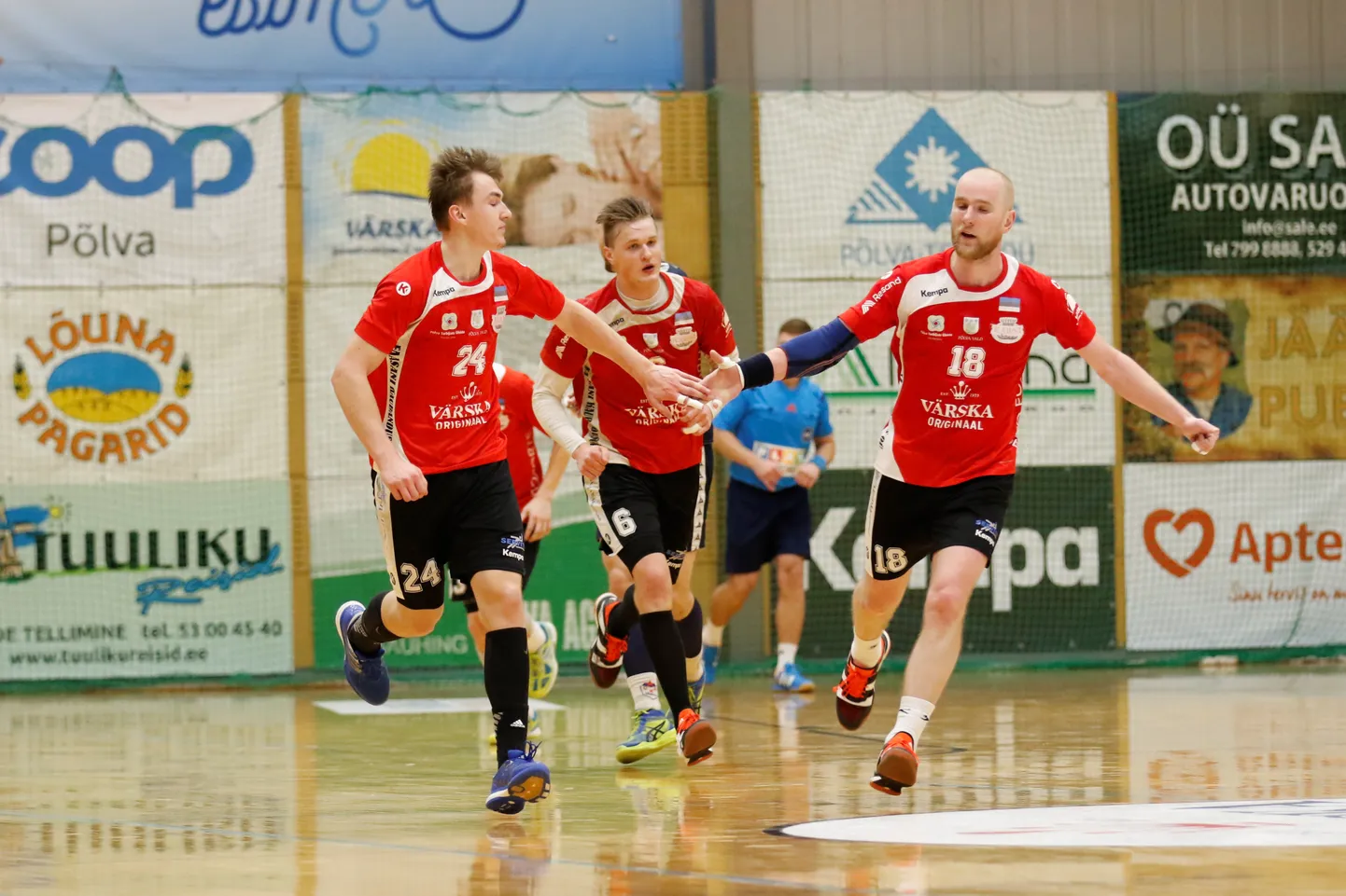 Carl-Eric Uibo (nr 24), kes viskas mängus kokku 8 väravat, tegemas käeplaksu Anatolii Chezloviga (nr 18) eduka ründe järel.