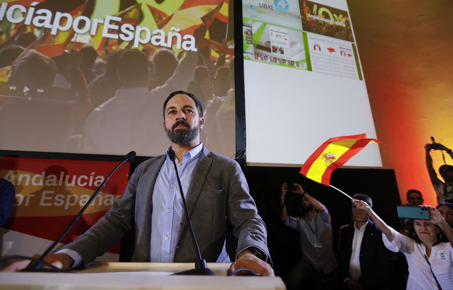 Hispaania paremäärmusliku väikepartei Vox liider Santiago Abascal pühapäeval Sevillas Andaluusia regionaalvalimiste tulemuste selgumise järel. Vox pääses esmakordselt mõnes Hispaania piirkonnas parlamenti.