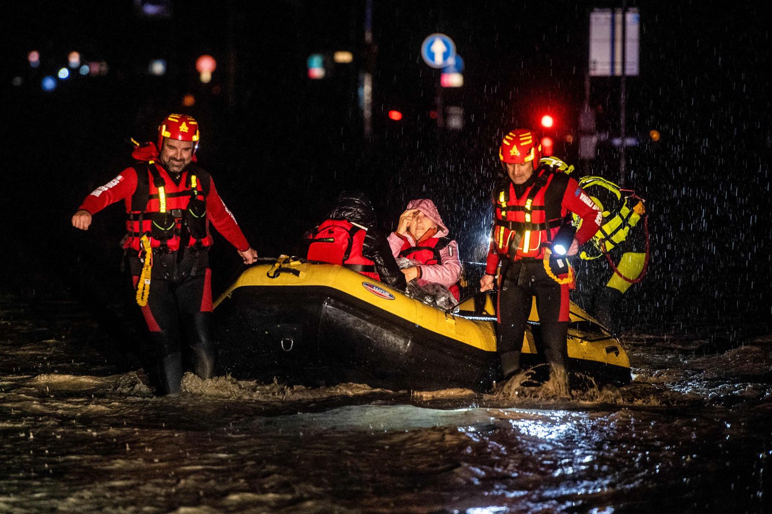 Itālijā glābēji sniedz palīdzību plūdos cietušajiem