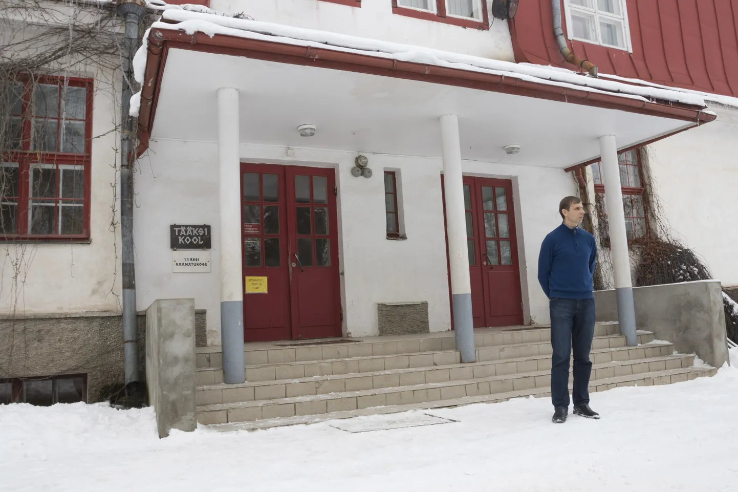 Direktor Jüri Sulg astus neljapäeval Põhja-Sakala vallavolikogu istungil välja Suure-Jaani kooli Tääksi õppekoha eest, millele terendas kinnipaneku oht nagu ka Sürgavere õppekohale.
