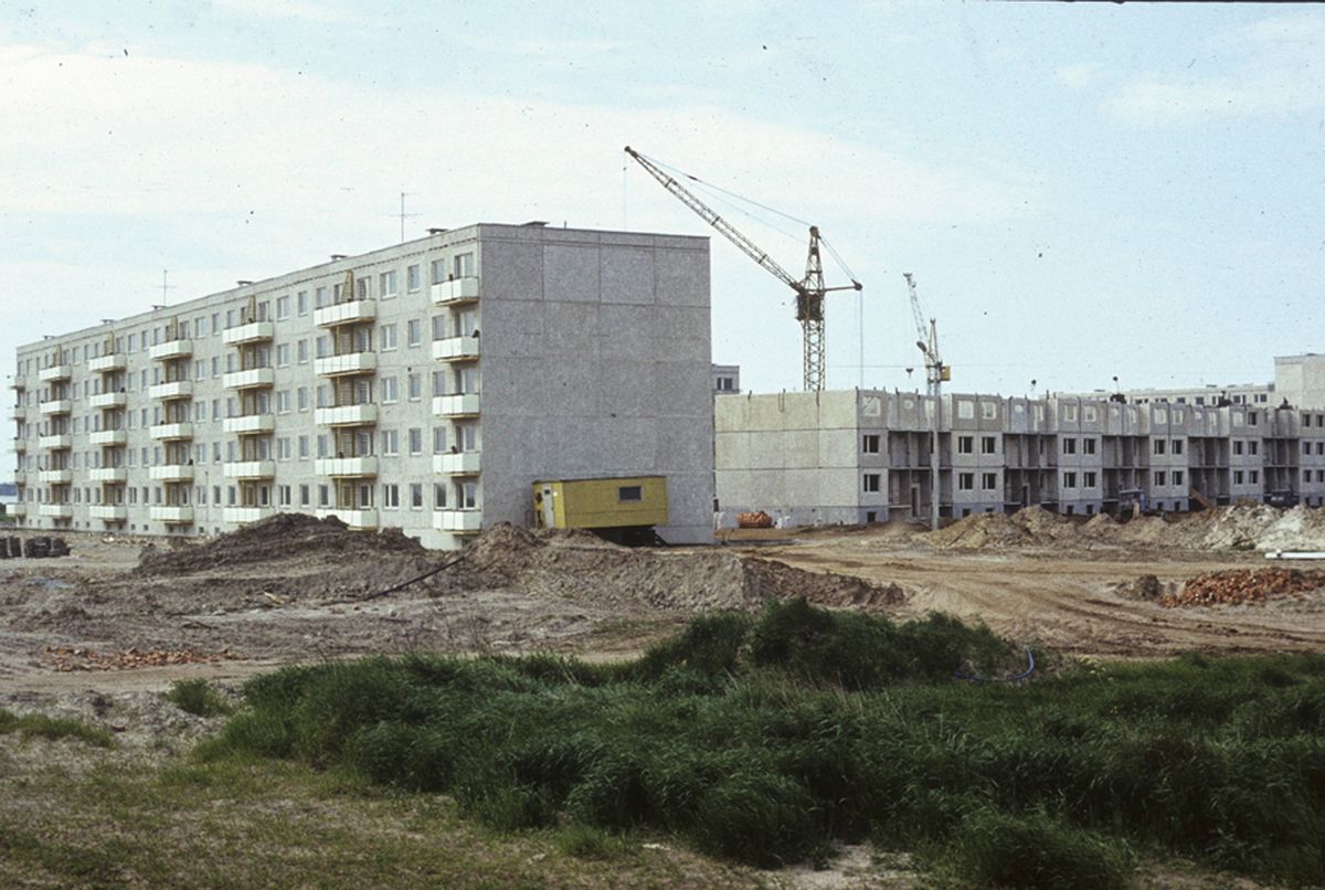 Foto nr. EAM Fk 17282. Libateisik ilmus samal teelõigul, kus 2001. aastal jälgisid noored binokliga strelkat ja Õismäe tee 59 on Väike-Õismäe üks esimesi maju. Pildi peal vaade ehitusplatsile 70ndatest.