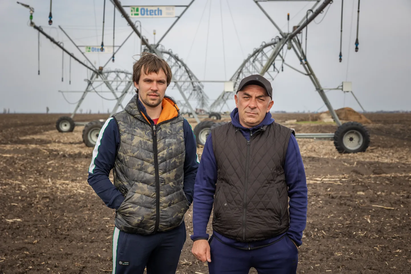 Zaporižžja põllumees Roman Tarasevitš (paremal) üritab sõja kiuste jätkata tavapäraseid põllutöid. Pildil on Roman oma poja Kirilliga. Sellele põllule külvatakse maha mais.