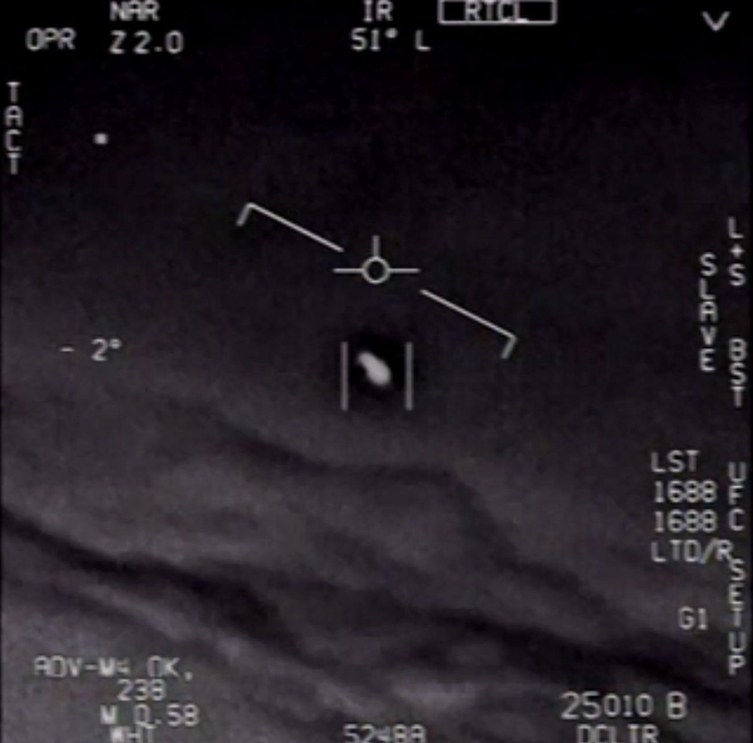 Kaader USA kaitseministeeriumi avaldatud videost, millel on näha tundmatut lendavat objekti. 