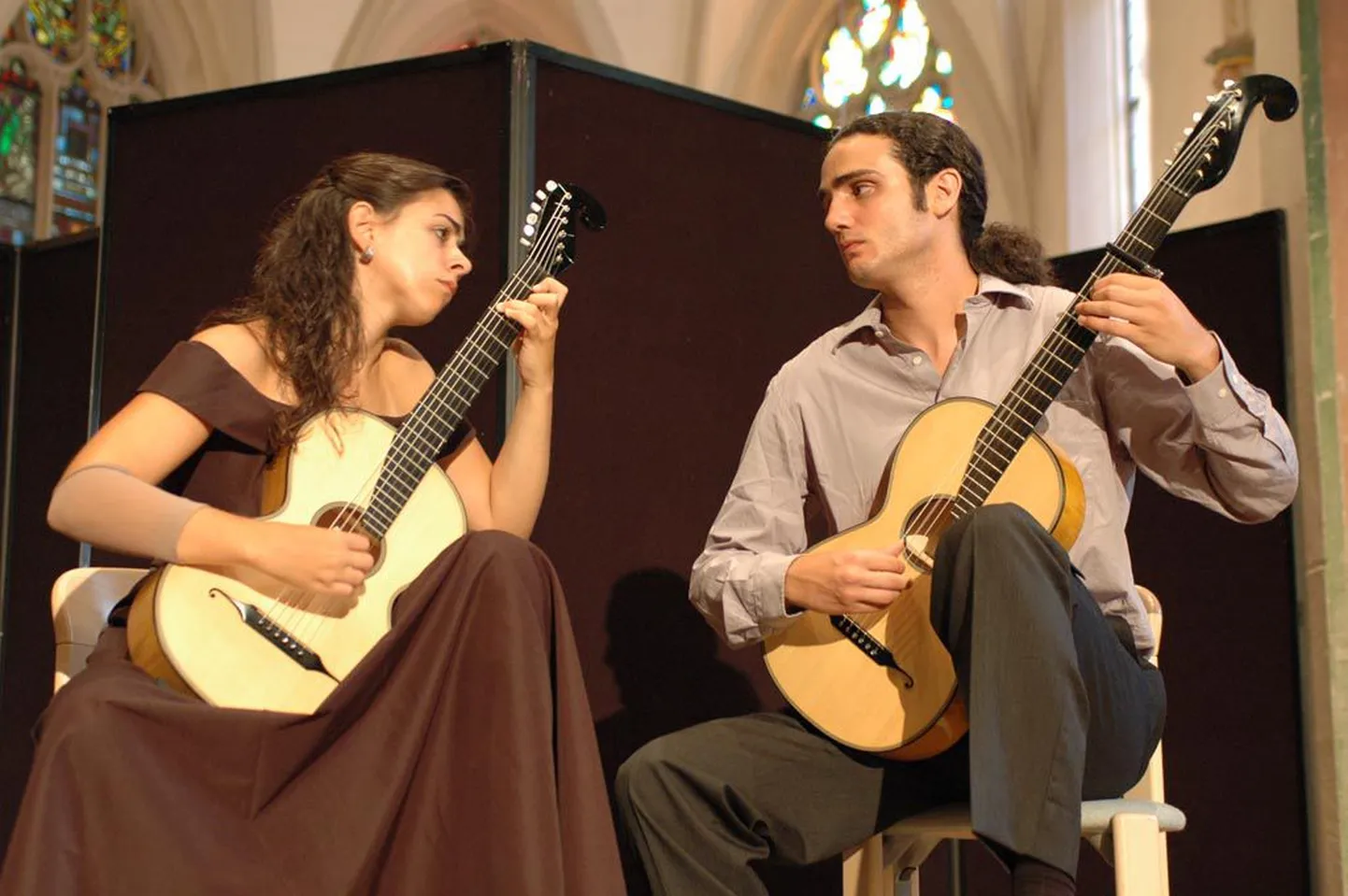Duo Melis on kriitikute sõnul “kõigi aegade säravaim kitarriduo, kellele kuulub kindlasti kitarri tulevik”. Hispaanlanna Susana Prieto ja kreeklane Alexis Muzuakis on paar nii laval kui ka elus.
