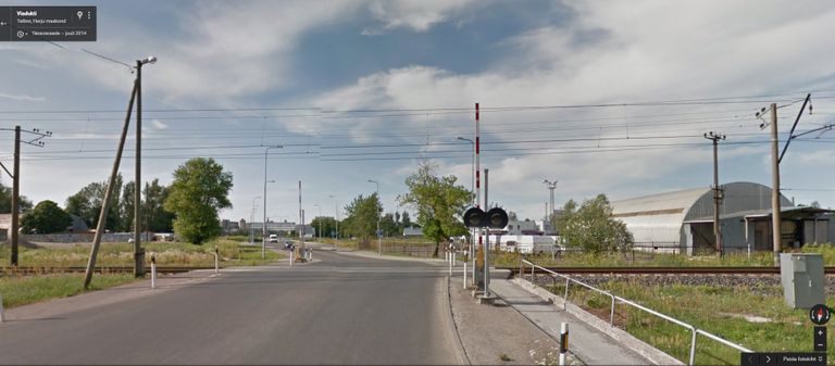 2014. aastal oli Veerenni ülesõit avatud ka autodele ning lähenevast rongist hoiatas signaalfoor.