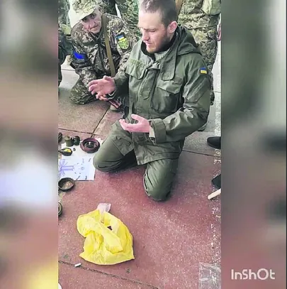 Бывший нацгвардеец Владимир Товкис ведет занятие по минной безопасности.