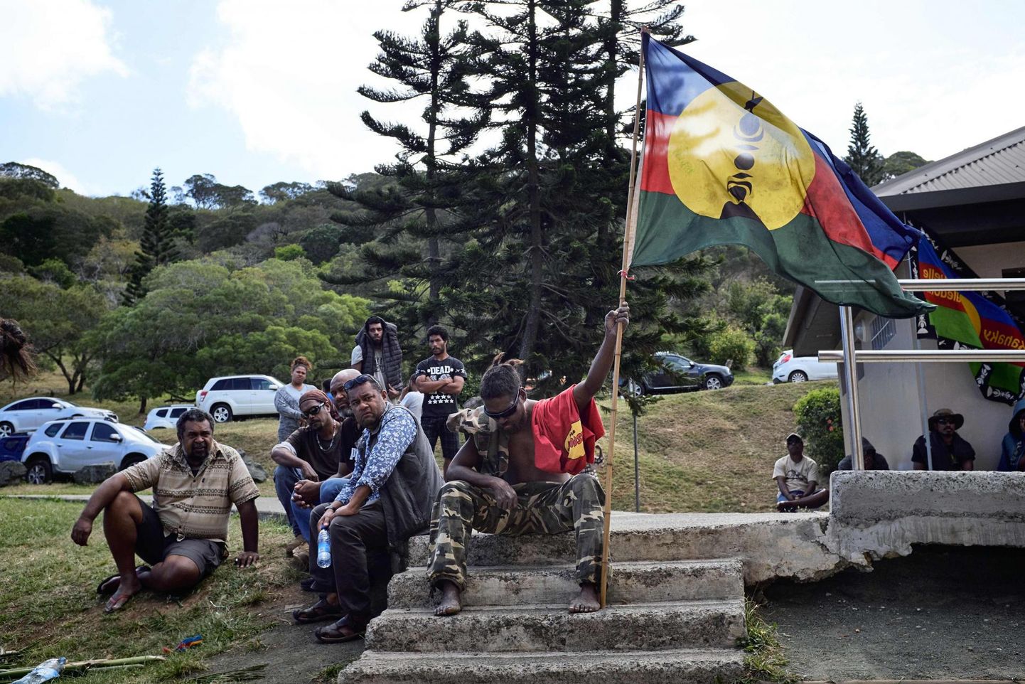 Uus-Kaledoonia iseseisvust toetav aktivist põliselanikest kanakade lipuga. Kui referendumil toetatakse iseseisvumist, võib sellest saada uus riigilipp.