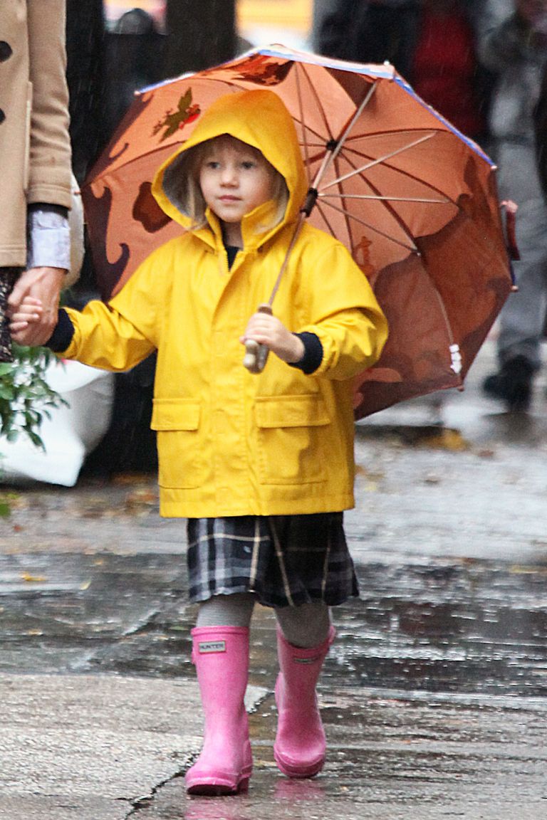 Matilda Rose Ledger koos emaga vihmase ilmaga kohviku suunas kõndimas. Matilda on pildil 4-aastane.