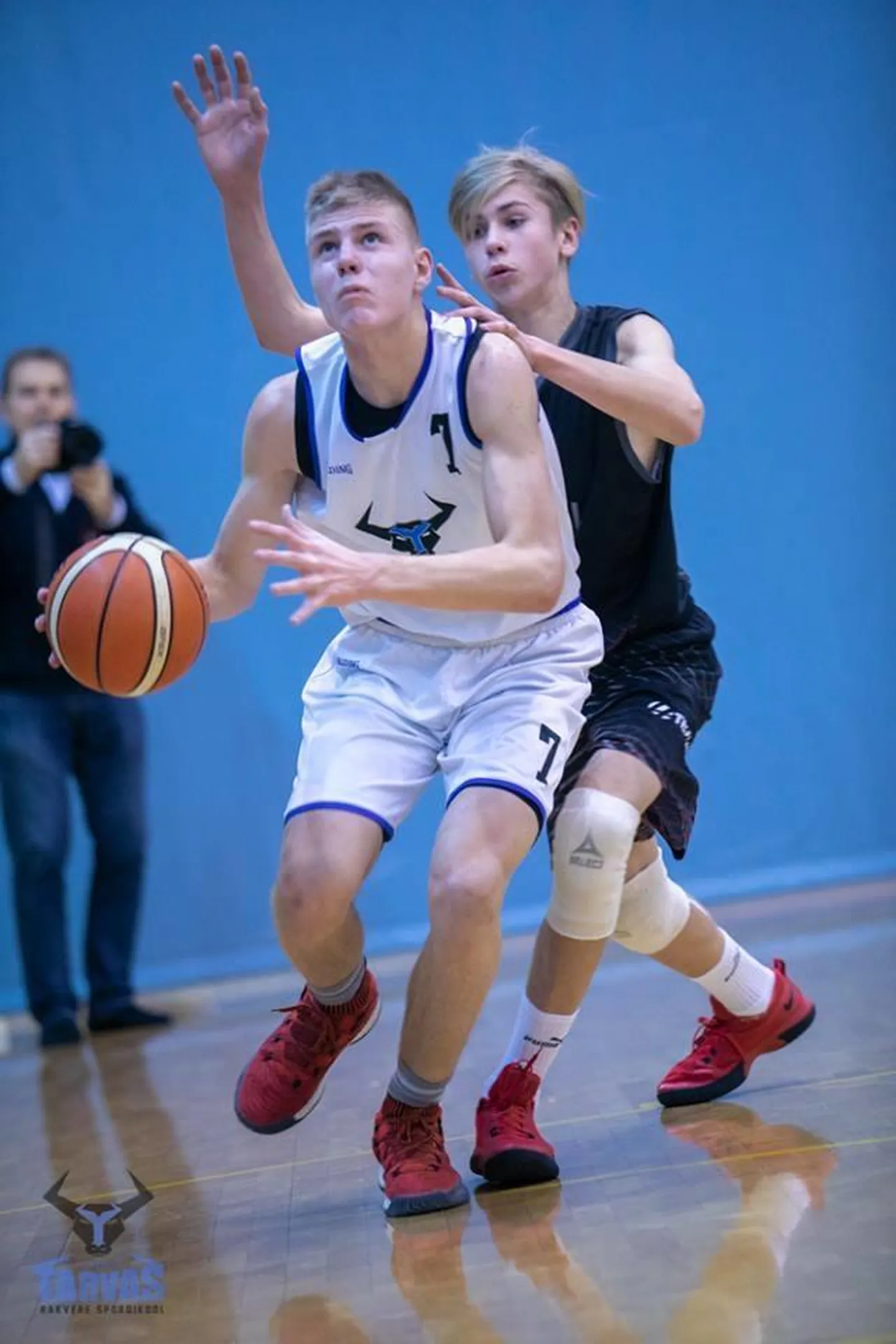 Oliver Balõtsev (palliga).