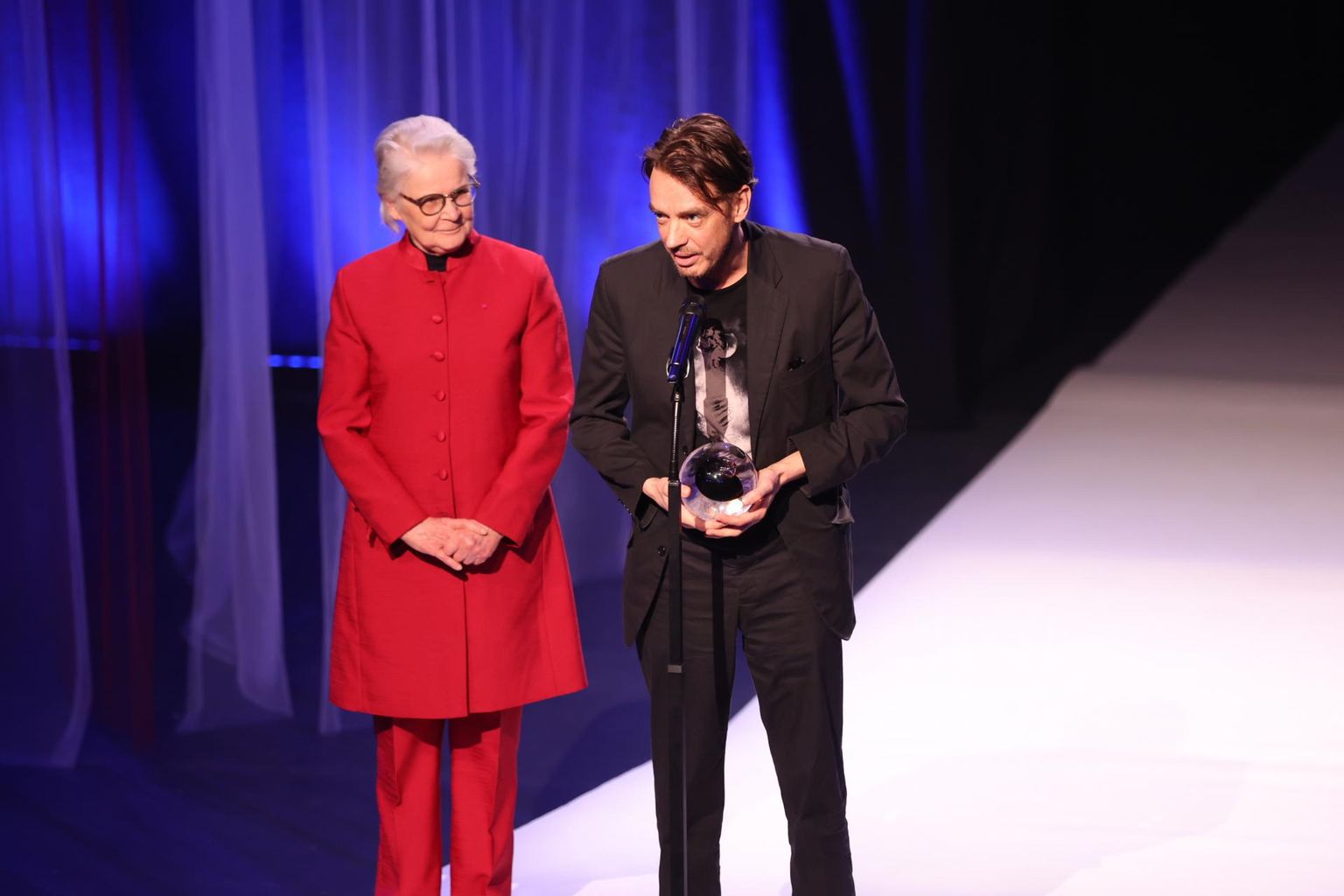  Juhan Ulfsak, Eesti teatriaruhindade aasta lavastajapreemia võitja.