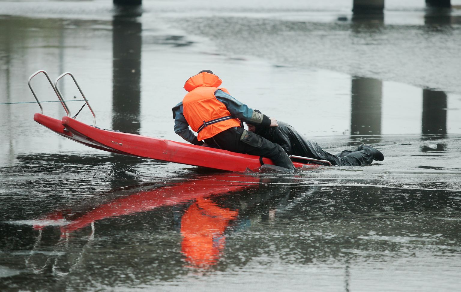 Valsts ugunsdzēsības un glābšanas dienesta ugunsdzēsēji-glābēji Bieķengrāvī zem Salu tilta sniedz paraugdemonstrējumus, kā palīdzēt ledū ielūzušajam, kādi glābšanas pasākumi ir jāveic pašam, un kādi - apkārtējiem cilvēkiem.