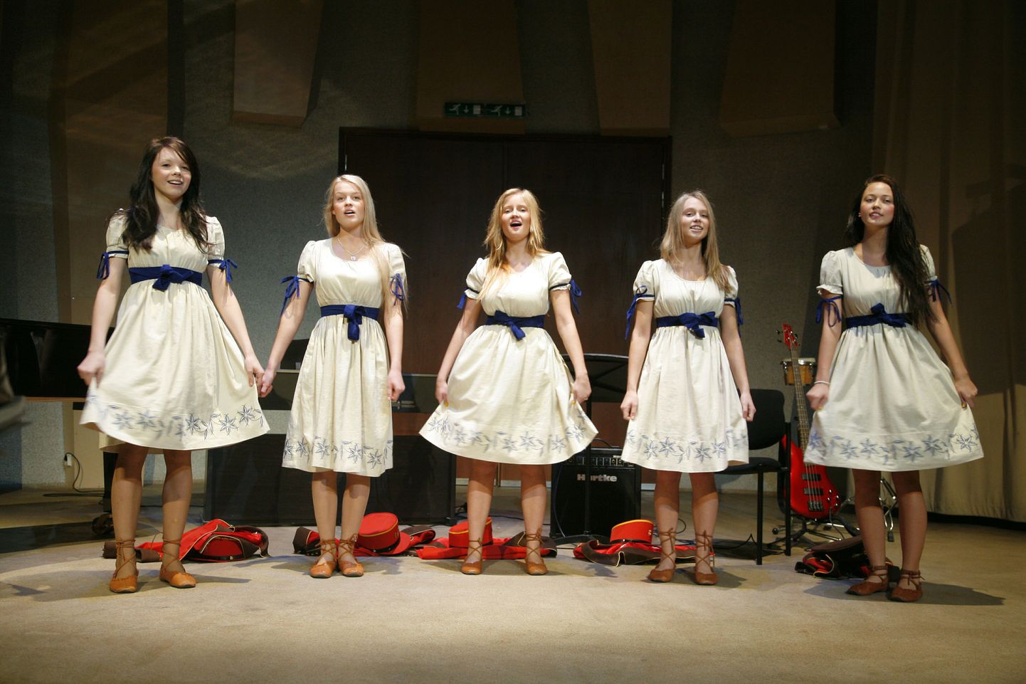 Pärnu Kunstide maja neidude ansambel laulis end Alo Mattiiseni konkursil neidude ansamblite seas kolmandaks.