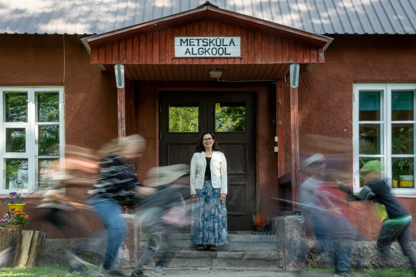 Metsküla algkool suleti tänavu sügisest Lääneranna vallavolikogu otsusega. Praegu tegutseb kool geriljakoolina ehk lapsed käivad seal õppimas, kuigi ametlikult kooli ei eksisteeri. Kohtuvaidlus Metsküla lapsevanemate ja vallavalitsuse vahel on pooleli.