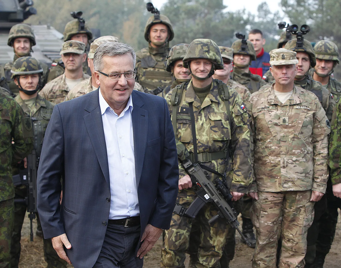 Poola president Bronislaw Komorowski (ees keskel).