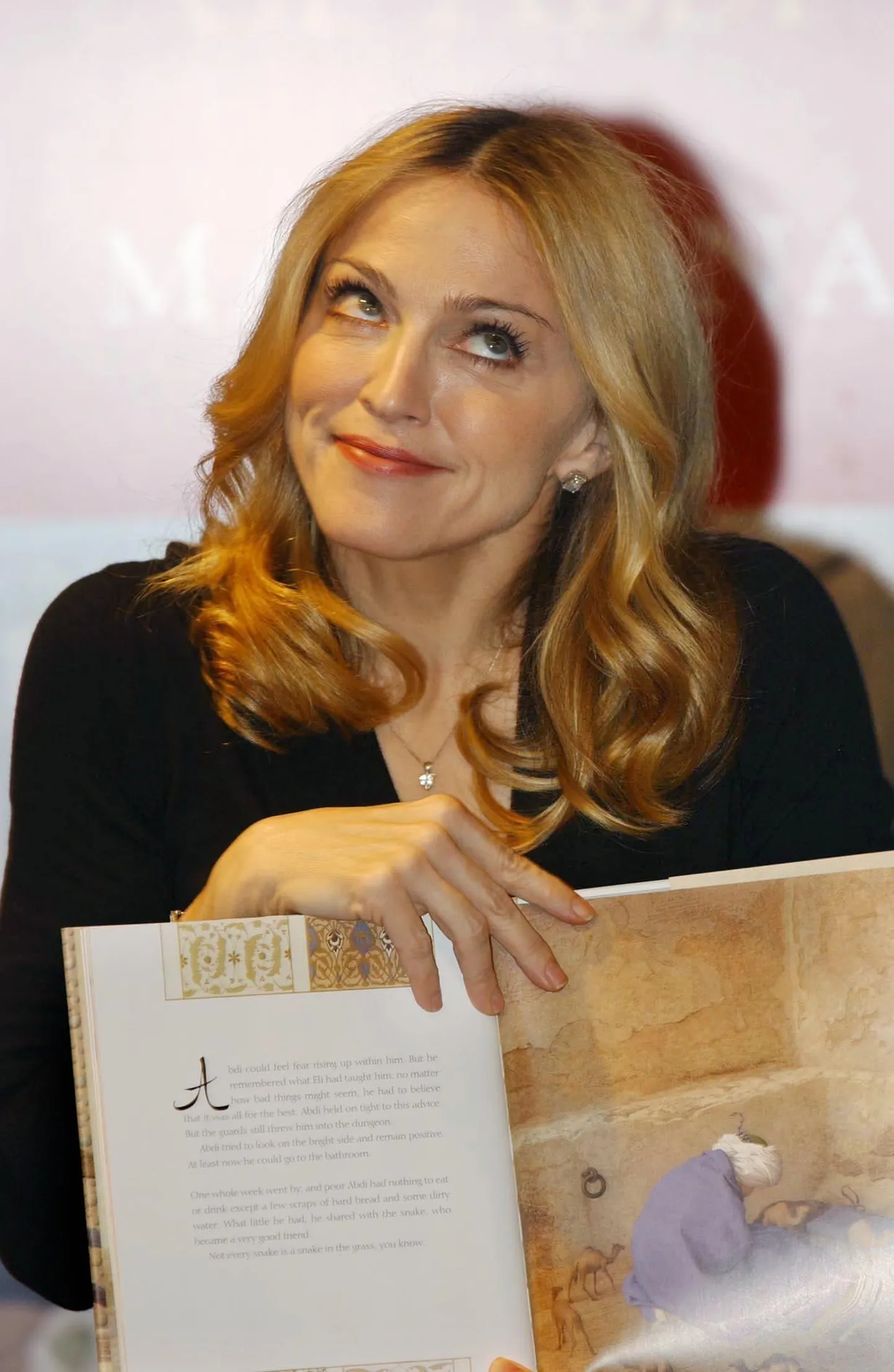 Madonna oma neljanda raamatu esitlusel 2004. aastal.