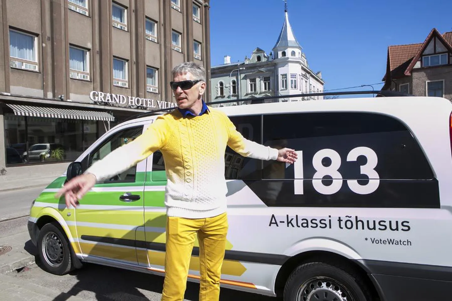 Politsei leiab, et Indrek Tarand (pildil) teeb renditud mikrobussiga sõites endale reklaami, see aga on praegu keelatud. Tarand ise on veendunud, et tema valimisseadust ei riku.