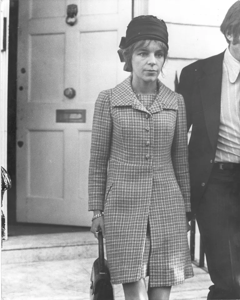 Lady Lucan lahkumas kohtust, olles saanud oma kolme lapse hooldusõiguse