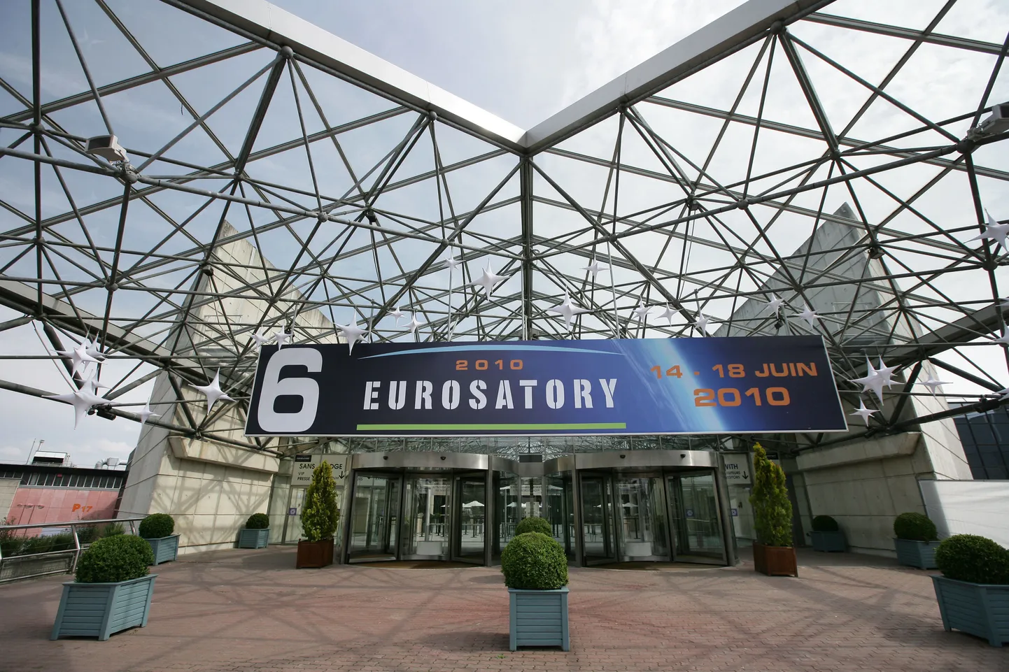 Eurosatory 2010 sissepääs Pariisi lähedal Villepinte'is.
