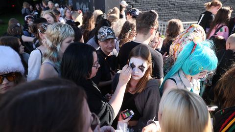 FOTOD ⟩ Täna õhtul astub Helitehase lavale kurikuulus Joost Klein. Vaata, mis toimub kaks tundi enne kontserdi algust ukse taga