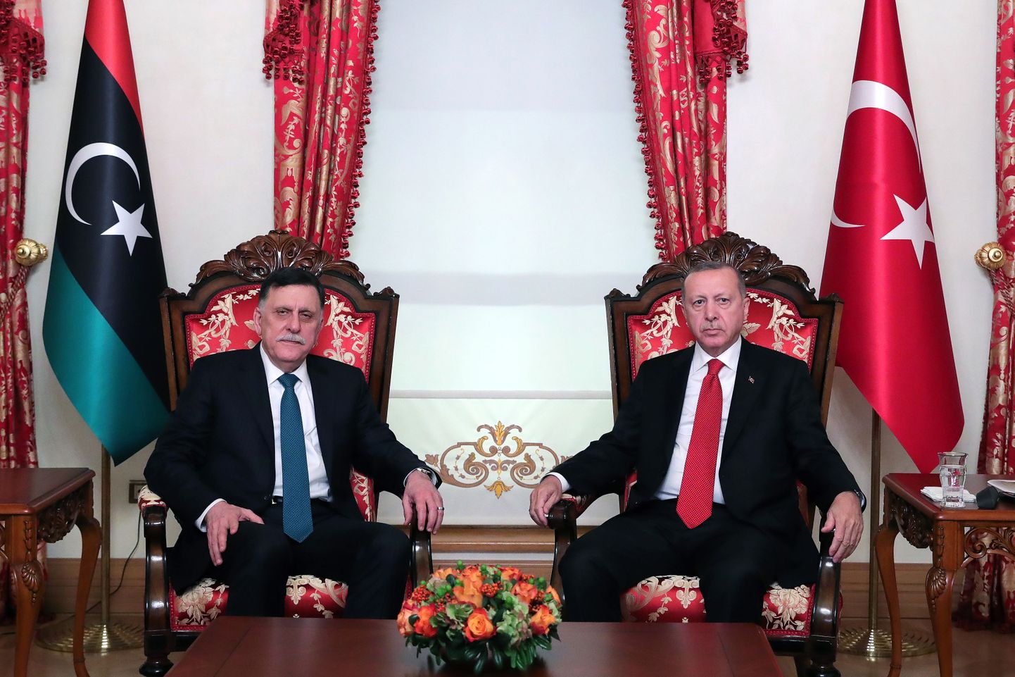 Türgi president Recep Tayyip Erdoğan (paremal) ja Liibüa ühtsusvalitsuse (GNA) peaminister Fayez al-Sarraj 27. novembril Tripolis.
