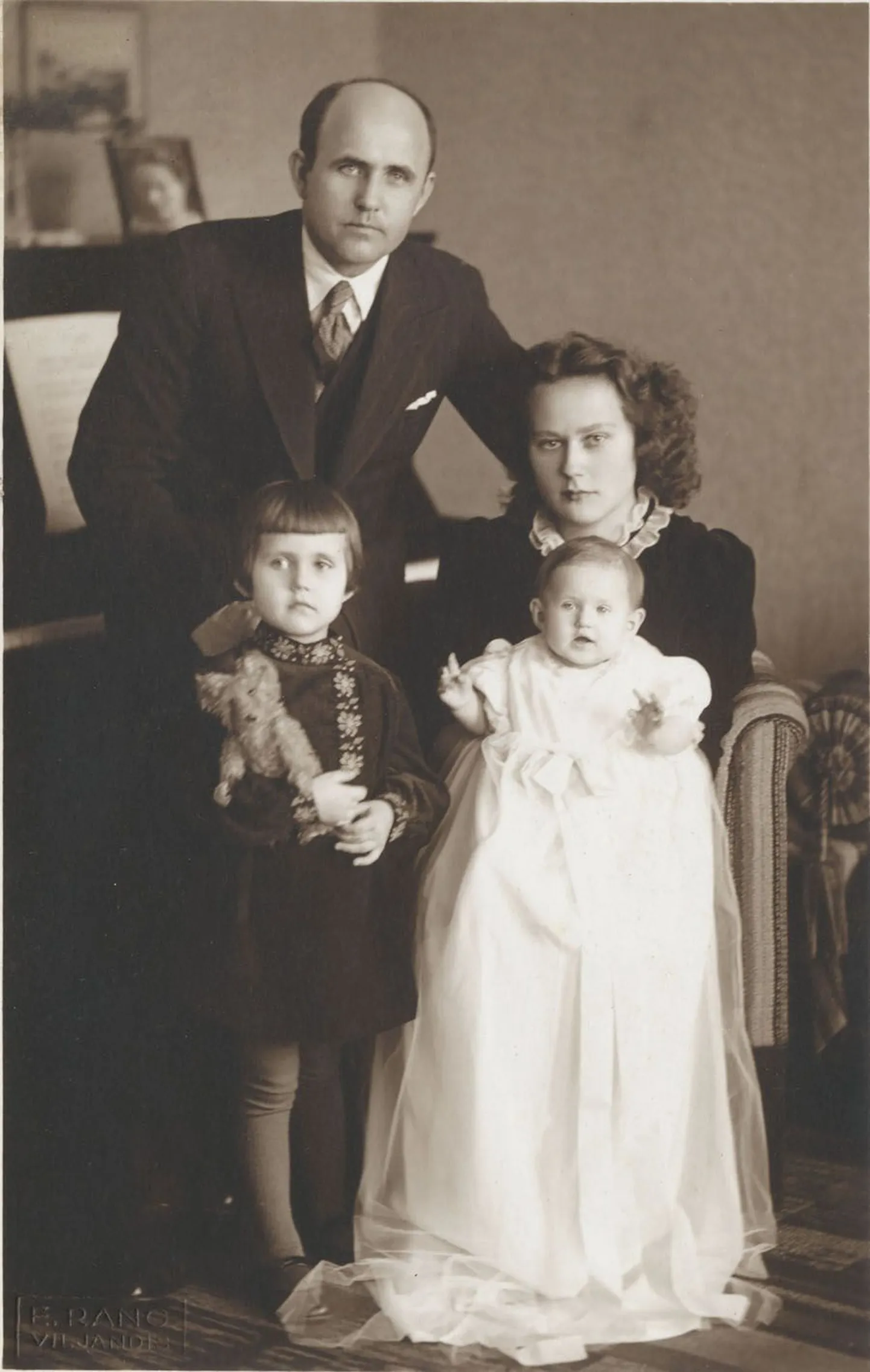 Perekonnareliikviaks olnud tilluke foto ja Viljandist imekombel üles leitud originaal. Kes olid need inimesed, milline saatus neil oli ja kas keegi veel mäletab neid?