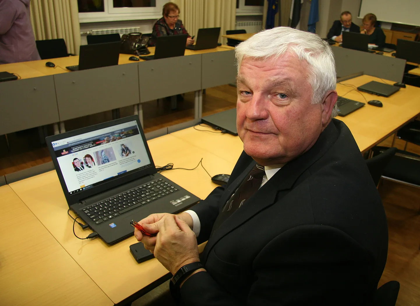 Валерий Корб подтвердил в конце марта, что на какие-либо рабочие места он сейчас не претендует и хочет отдохнуть.