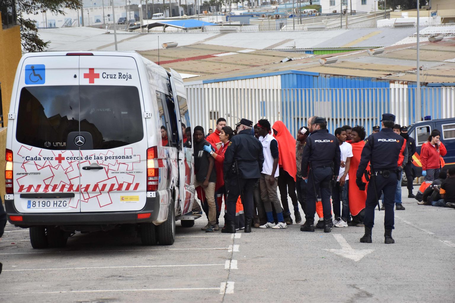 Migrandid siirdumas Punase Risti bussi El Tarajalis.
