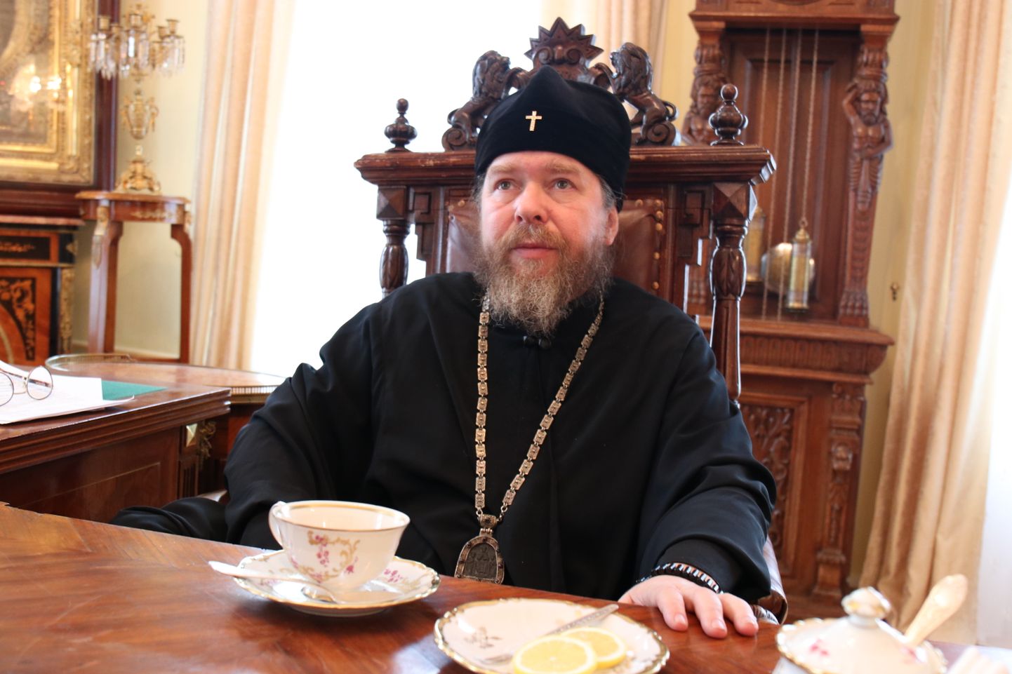 Настоятель Печерского монастыря отец Тихон угостил журналиста Postimees Яануса Пийрсалу пряниками и чаем.