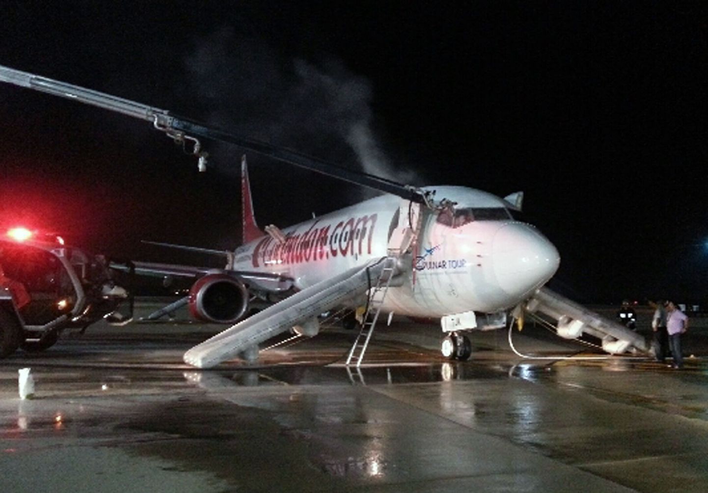 Corendon Airlinesi suitsev Boeing, kust reisijad täna varahommikul Antalya lennuväljal evakueeriti.