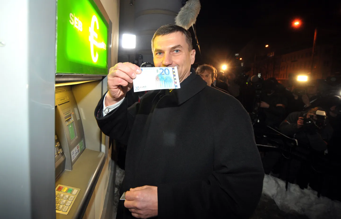 Aasatavahetuse peo järel võttis Andrus Ansip automaadist eurosid.