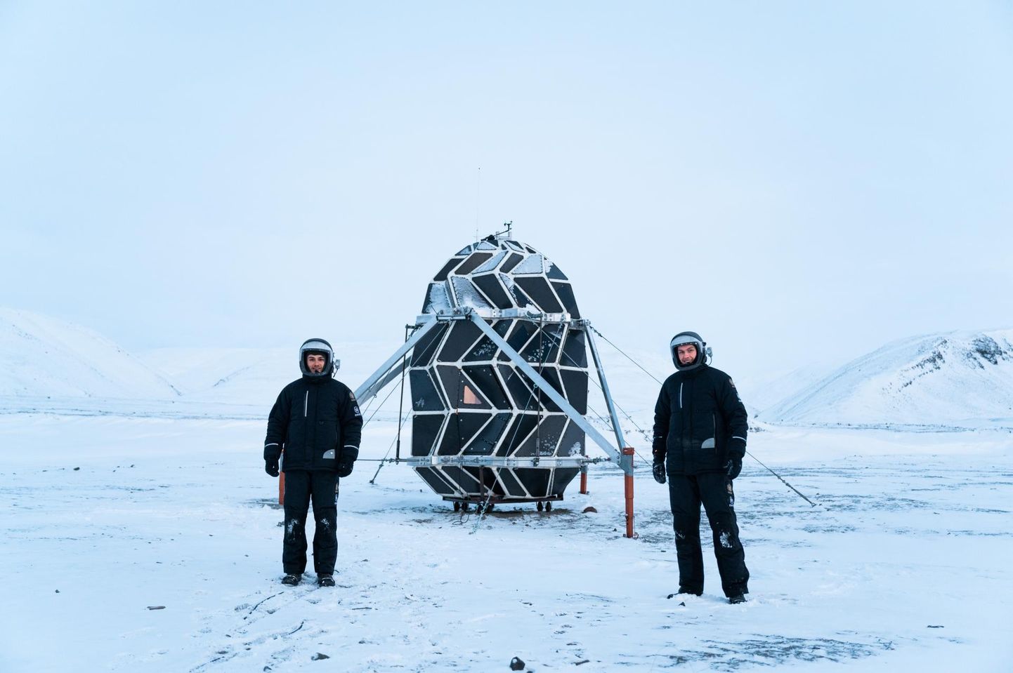 Kosmosearhitektidel võttis oma uue kodu üles seadmine Põhja-Gröönimaa külmunud pinnasel aega pea terve kuu.

 