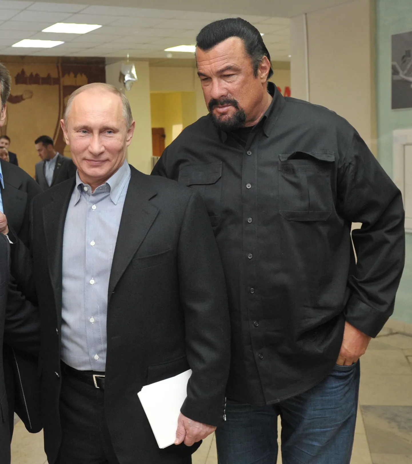 Президент РФ Владимир Путин (слева) и американский актер Стивен Сигал участвуют в открытии нового спортивного центра.