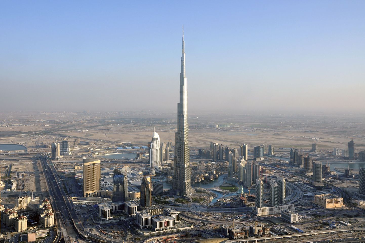 Vaade täna uksed avavale Burj Dubai pilvelõhkujale, mida mõned nimetavad ka liialduste ajastu sümboliks.