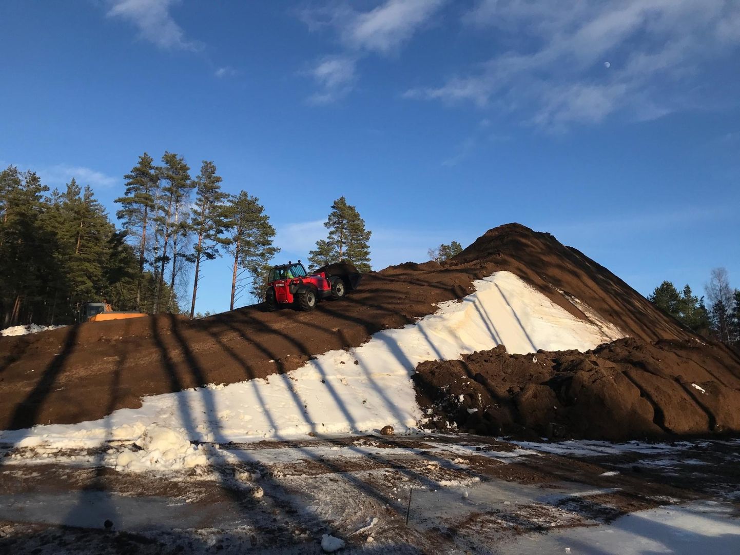 Jõulumäel suveks mulla alla pakitud kunstlumest jätkub uue talve hakul umbes 2,5kilomeetriseks suusaringiks.